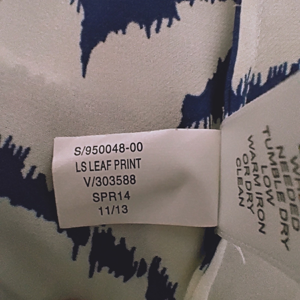 Banana Republic Navy and White Leaf Patterned Blouse Sz XS NWOT - Picture 4 of 6
